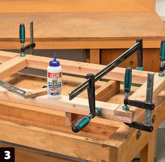 Bygga kaninbur utomhus: Spänn fogarna med tvingar. Bygga kaninbur utomhus: Spänn fogarna med tvingar.